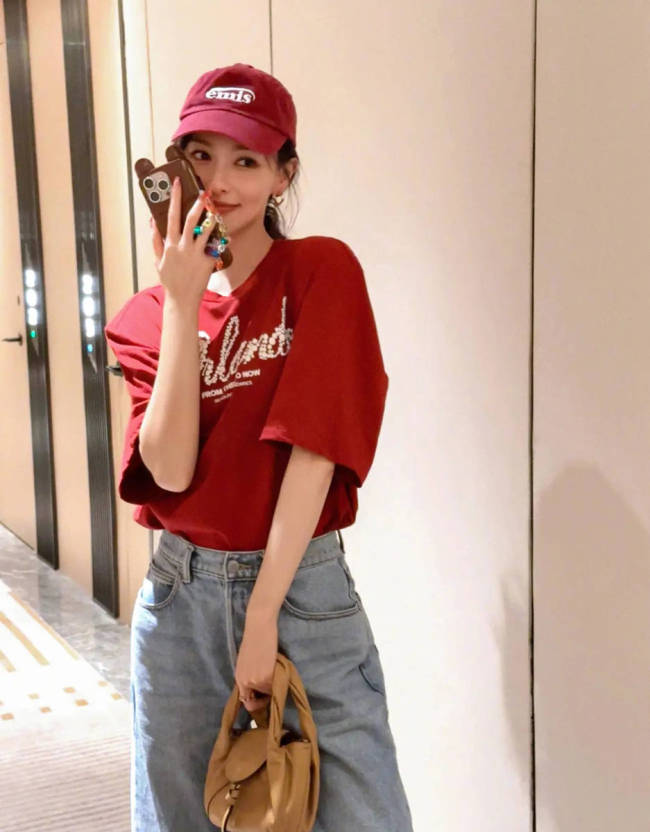 唐嫣穿红色T恤打扮时髦 嘟嘴卖萌甜笑状态似少女