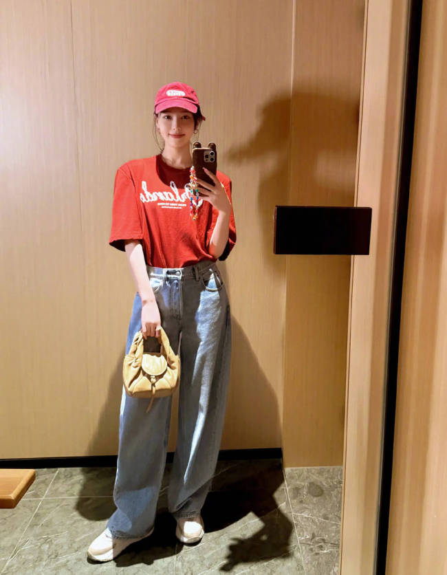 唐嫣穿红色T恤打扮时髦 嘟嘴卖萌甜笑状态似少女