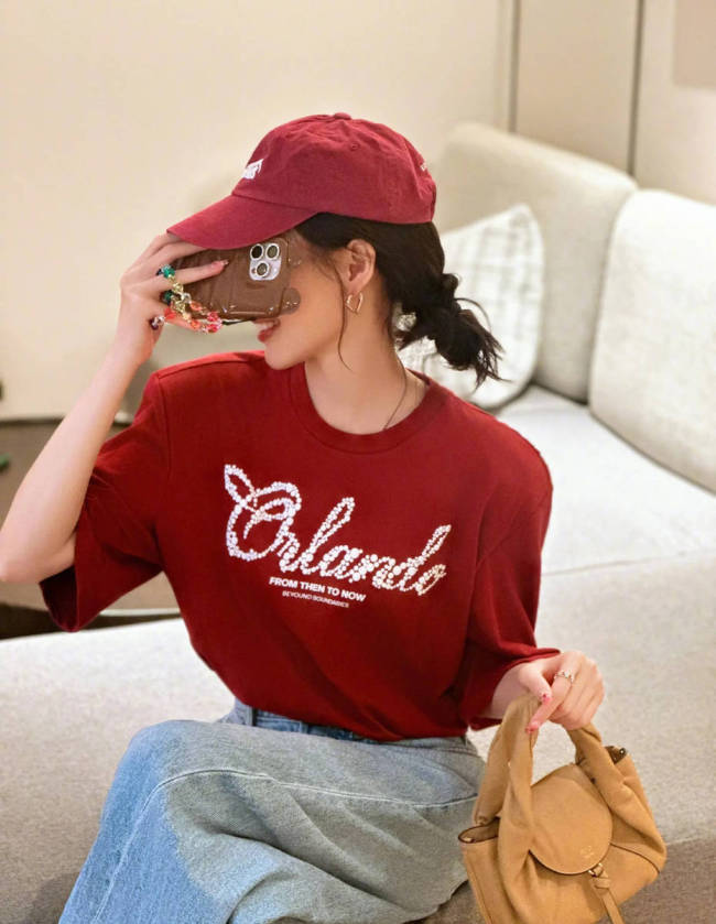 唐嫣穿红色T恤打扮时髦 嘟嘴卖萌甜笑状态似少女