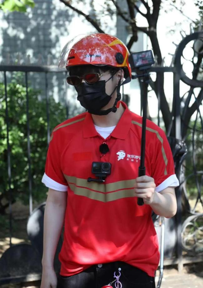 知名男星张艺兴街头送外卖，摘下口罩和墨镜大方与人合影 帅气身影引围观