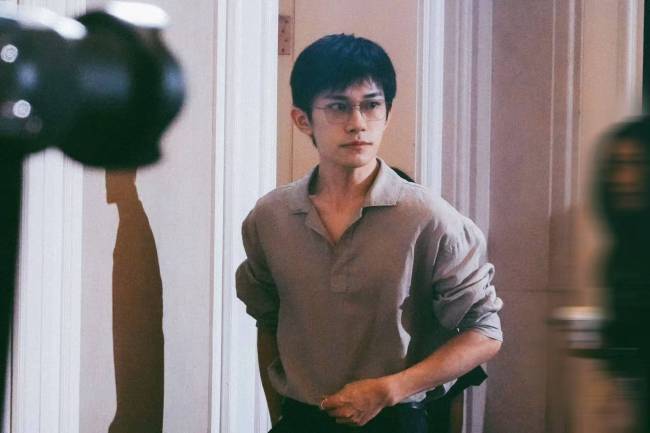 易烊千玺演唱会让不雅众自备土壤惹争议！责任室酬谢