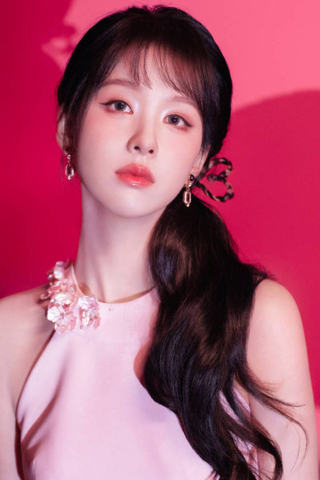 陈齐灵粉衣娇嫩可人 爱心编发活力足仙女感拉满