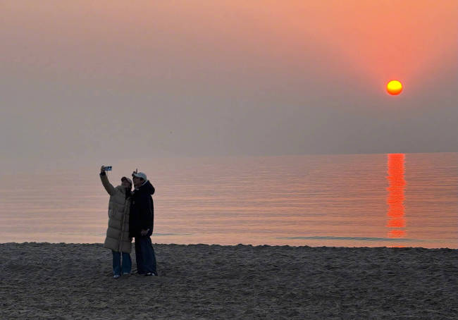 董璇晒与张维伊合照 两人海边依偎看夕阳幸福甜蜜