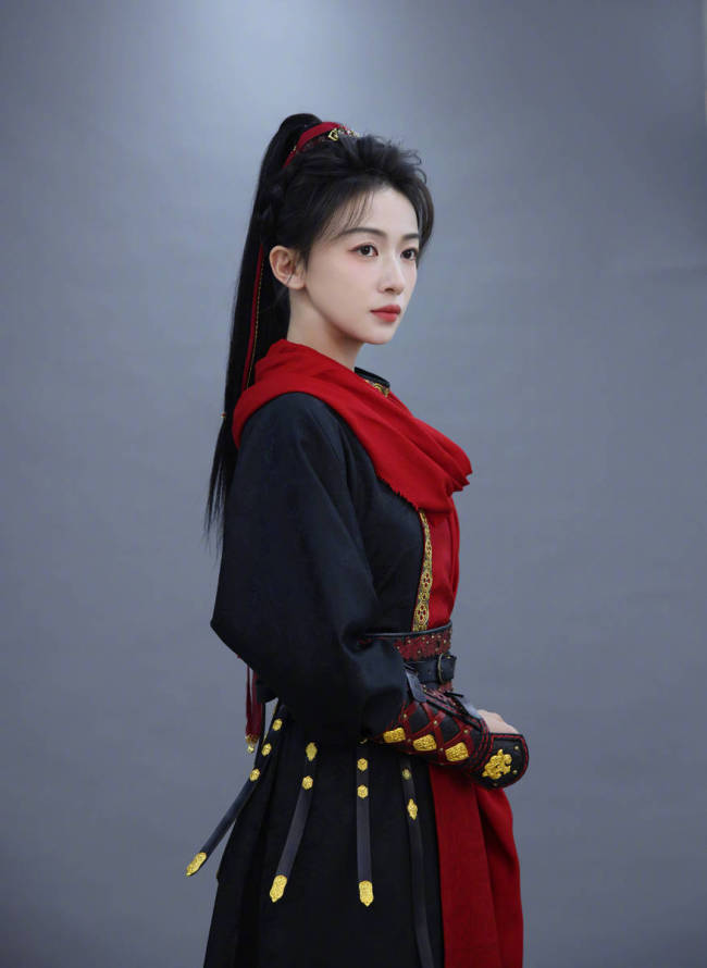 吴谨言身着一袭红衣化身侠女 扎高马尾鼓动怡悦
