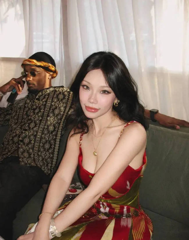 万妮达与黑东谈主男友合照曝光 两东谈主进入好友婚典