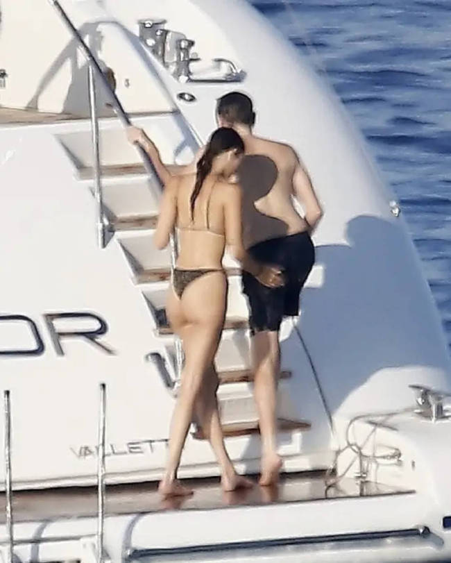 小李子和女友游艇度假 两人穿着泳衣超吸睛