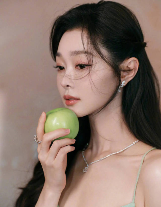 宋轶身穿吊带裙锁骨玄虚 看向镜头眼眸深沉