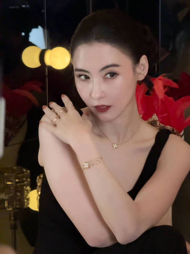 张柏芝深V玄色投降红唇吸睛 一袭黑裙勾画唯妙身姿