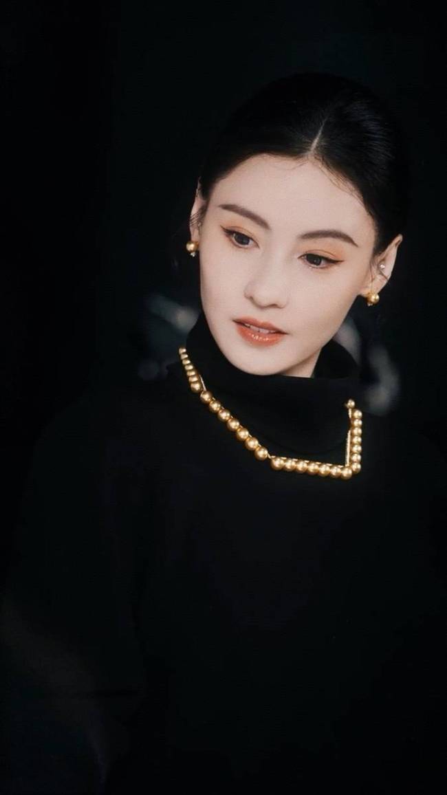 张柏芝深V玄色投降红唇吸睛 一袭黑裙勾画唯妙身姿