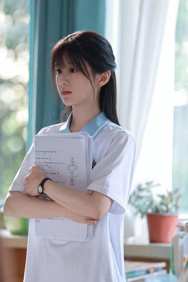 包上恩治服造型清纯明媚 看法忧郁化身芳华女主角