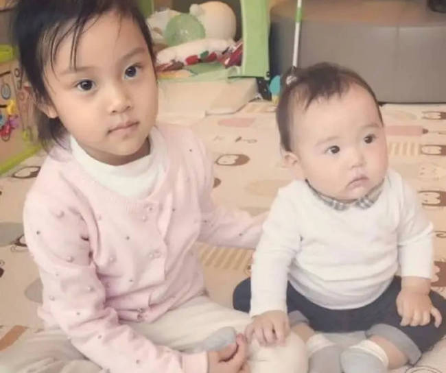 甜馨和小酒窝合拍舞蹈视频 两人笑容甜美画面养眼