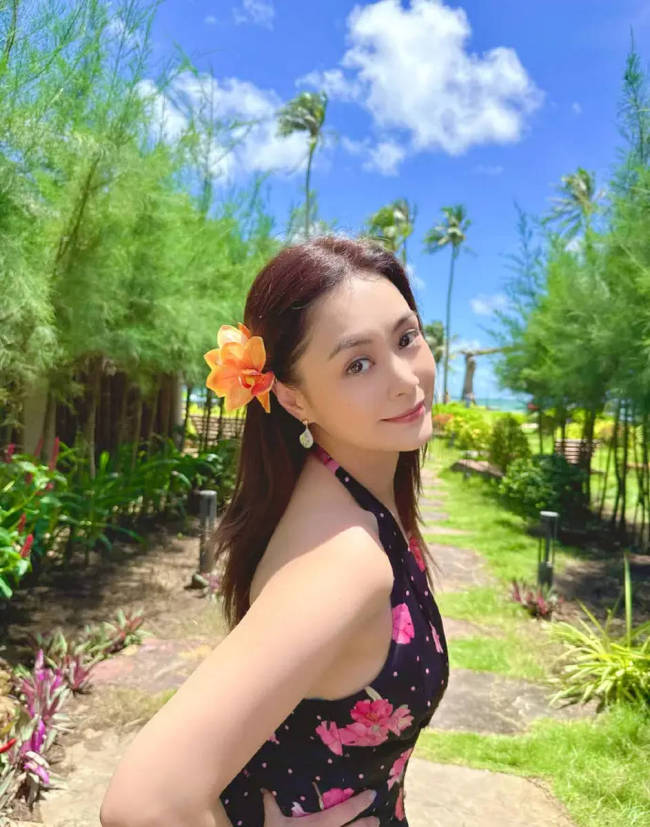 钟欣潼穿白色比基尼海边度假 神情温柔状态超好