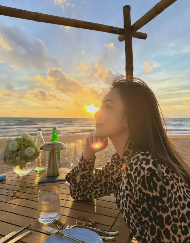 钟欣潼穿白色比基尼海边度假 神情温柔状态超好