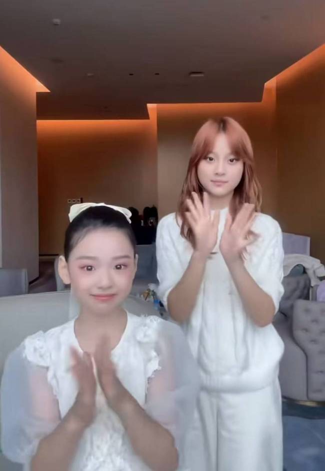 甜馨和小酒窝合拍舞蹈视频 两人笑容甜美画面养眼