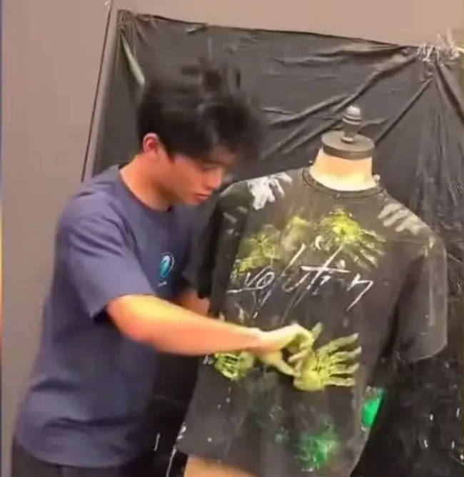 谢霆锋和大儿子度假被偶遇 父子状态在线气氛融洽