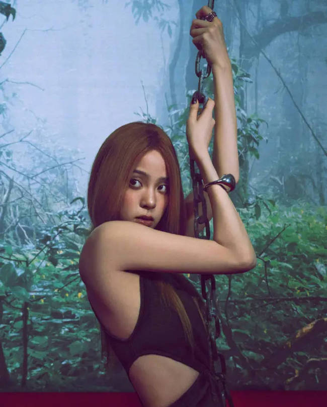 欧阳娜娜红色毛衣眼神温柔 妆容自然展现独特魅力