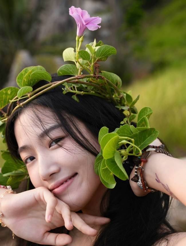 卢昱晓穿白色长裙笑容甜美 妆容自然活泼俏皮