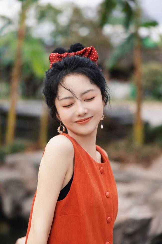 谭松韵穿红色连衣裙俏皮可爱 眼神明亮气质温婉