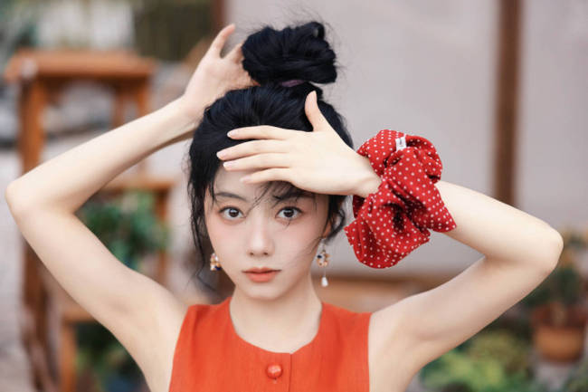 谭松韵穿红色连衣裙俏皮可爱 眼神明亮气质温婉