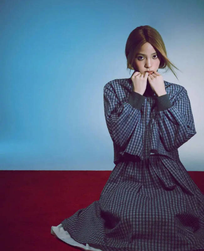 欧阳娜娜红色毛衣眼神温柔 妆容自然展现独特魅力