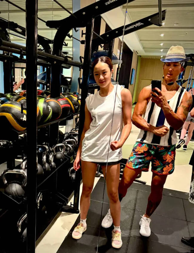 14岁的NeiNei展示健身成果 穿搭随性充满健康美
