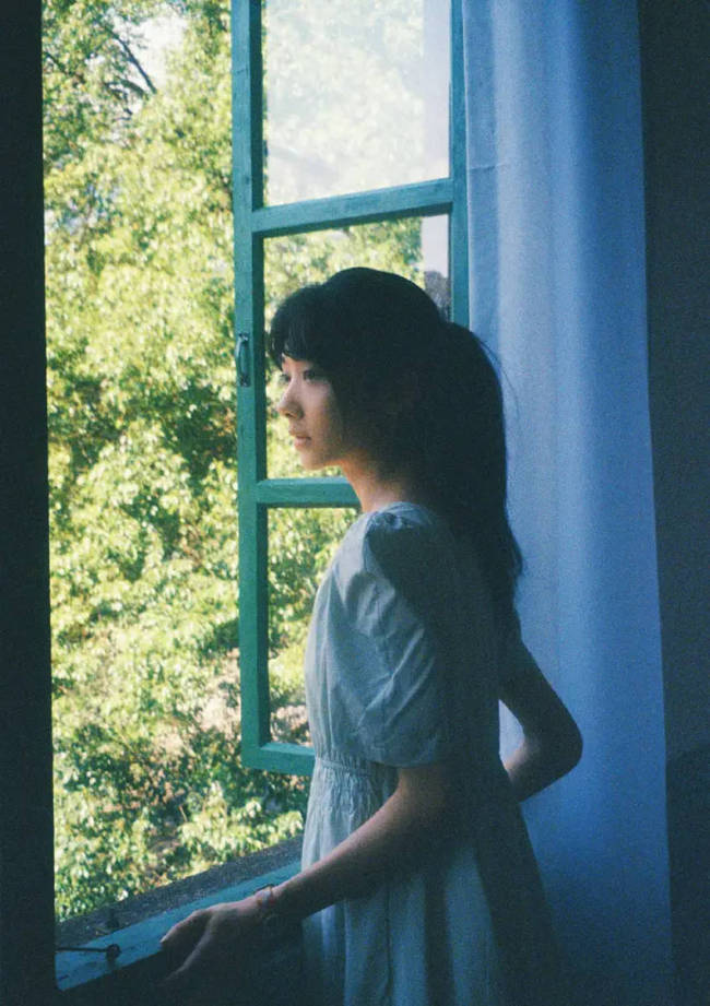 王影璐马尾辫青春阳光 穿格子衬衫站窗边氛围感足