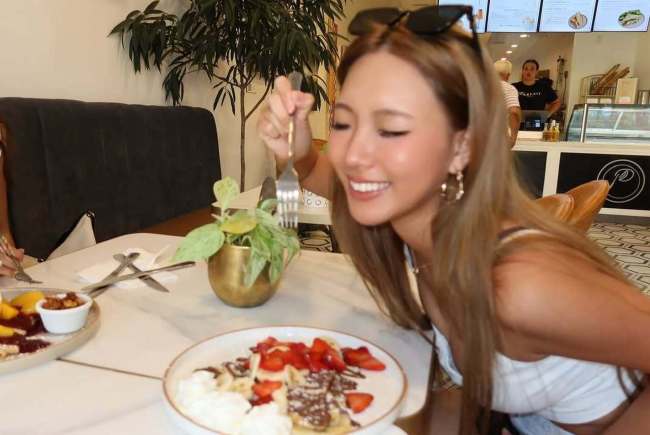 小S大女儿更新海边美照！秒变金发辣妹大长腿吸睛