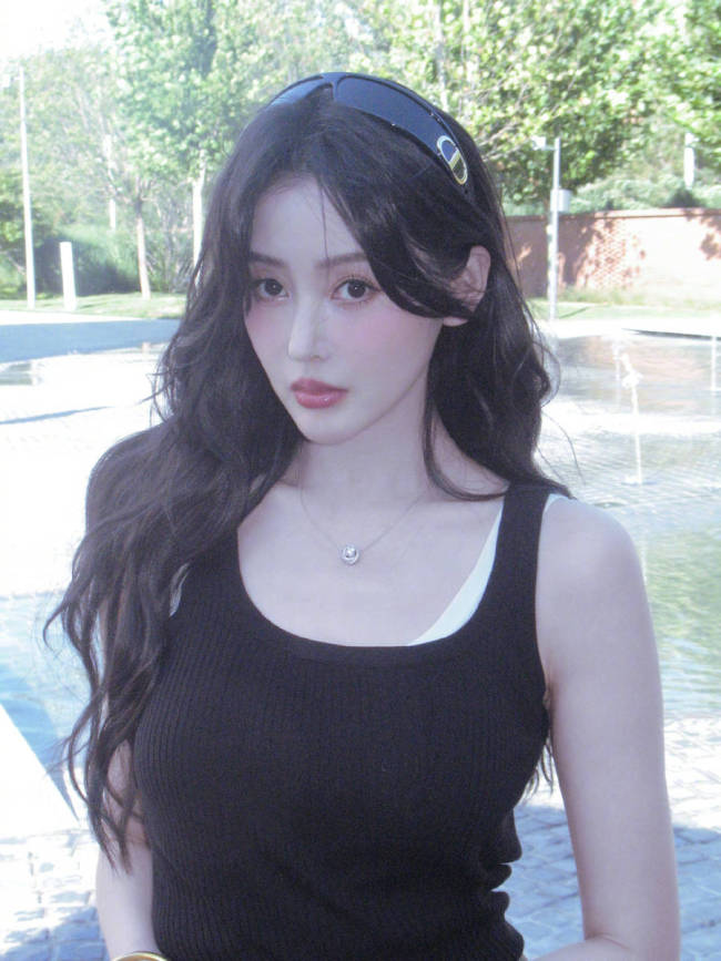 张天爱晒海边照秒变氛围感美女！波浪秀发气质温柔