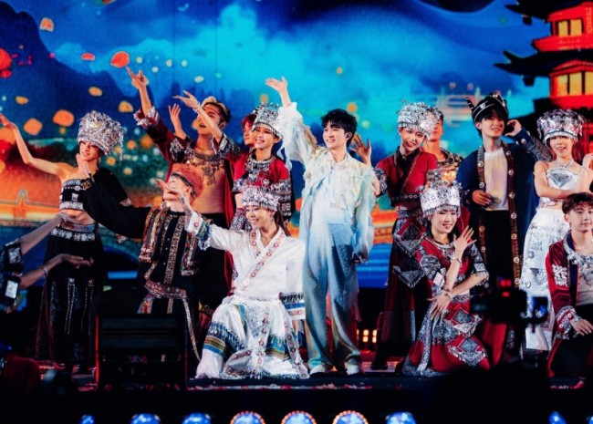 周深「深深的」巡回演唱会贵阳站落幕 七夕限定 家乡夜晚被歌声与烟火点亮