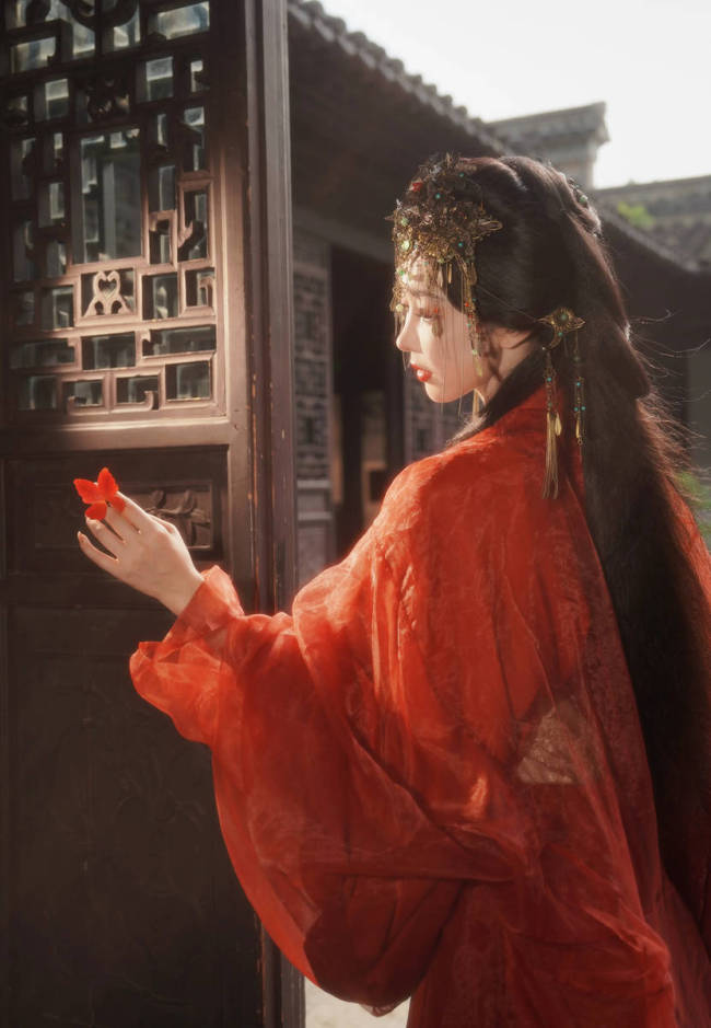 宣璐穿红衣宛如神女降临 逆光回眸眼神充满破碎感