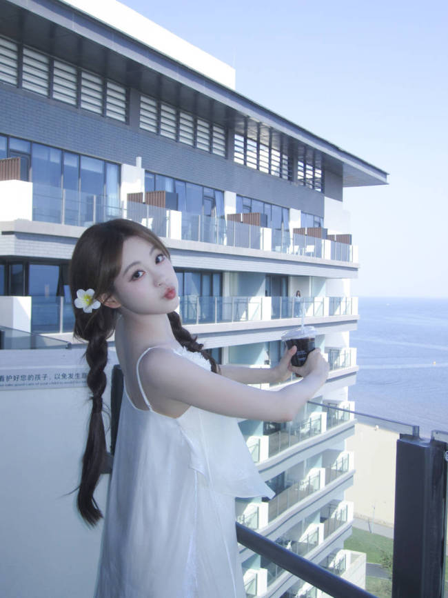 祝绪丹穿吊带尽显纯欲诱惑 嘟嘴回眸娇憨灵动