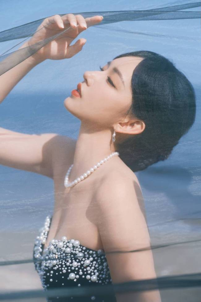 程潇抹胸裙海边回眸 性感慵懒宛如盛开的黑色玫瑰