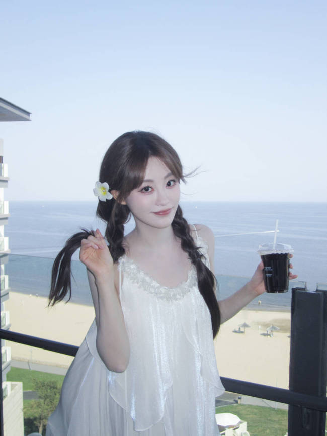 祝绪丹穿吊带尽显纯欲诱惑 嘟嘴回眸娇憨灵动