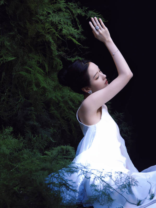 陈都灵穿白色长裙清纯灵动 表情懵懂宛如林间小鹿