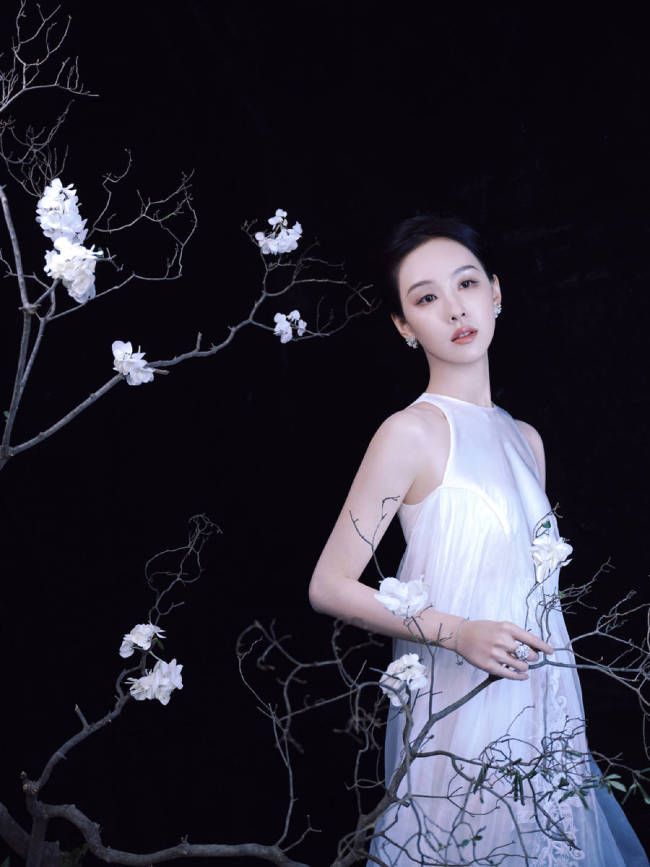 陈都灵穿白色长裙清纯灵动 表情懵懂宛如林间小鹿