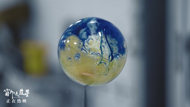 豆瓣8.6高分认证！《窗外是蓝星》以极致真实定义年度银幕奇迹