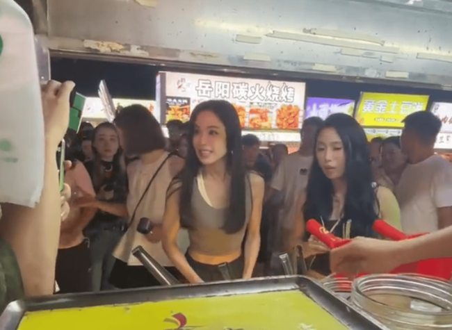 李若彤现身长沙夜市 穿超短背心秀腹肌状态超好