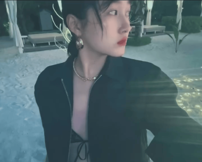 关晓彤INS更新比基尼美照！下海潜水修长美腿吸睛