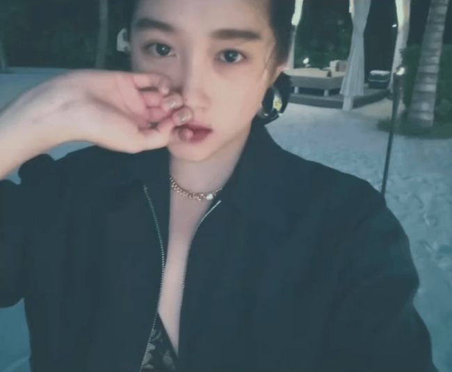 关晓彤INS更新比基尼美照！下海潜水修长美腿吸睛