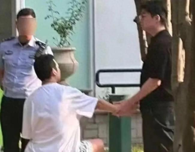 于朦胧与友聚会坠楼身亡，于朦宇程引爆舆论高泰宇程青松方励受牵连，胧友连人三人火速回应