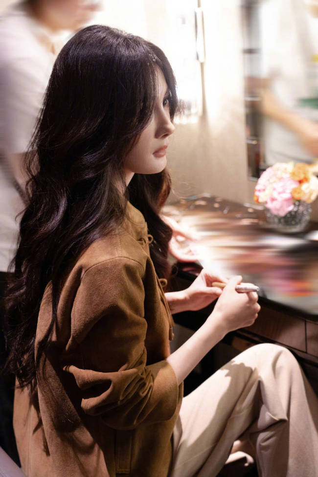 杨幂生活照曝光！穿背心健身展露性感身材曲线