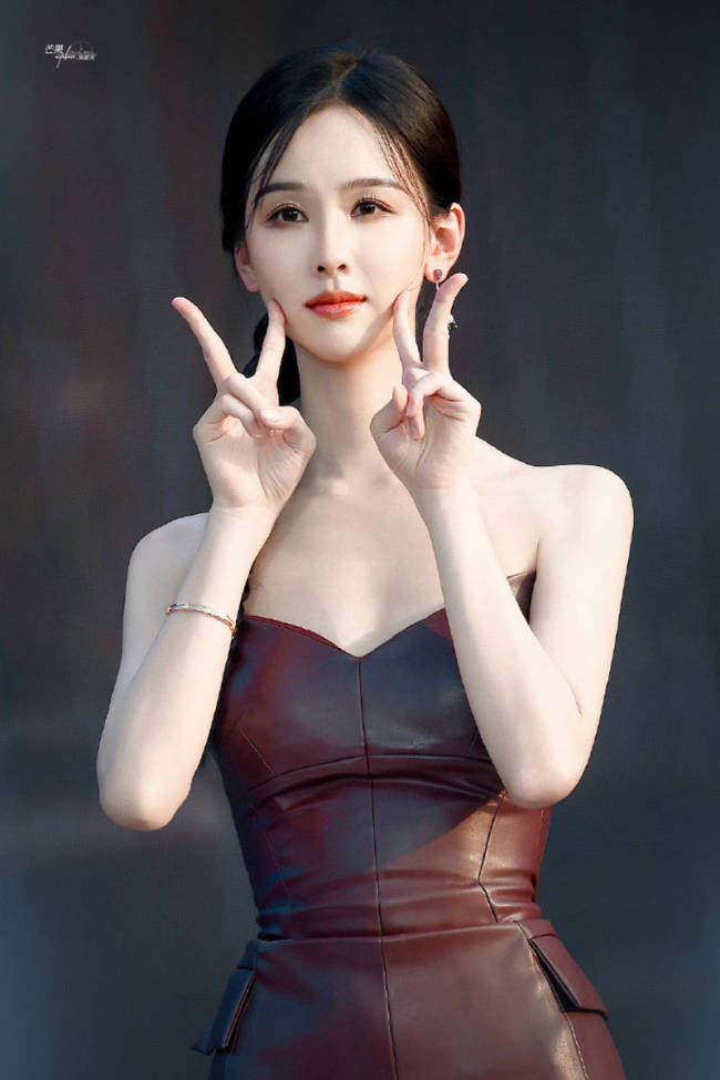 陈都灵穿抹胸礼裙身材纤细 麻花辫在阳光下好明媚