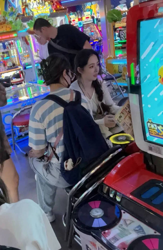 郭碧婷现身电玩城玩游戏 皮肤皑皑气质轻佻
