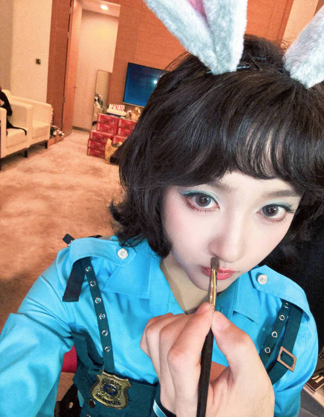 关晓彤cos兔子警官朱迪 对镜头甜笑wink俏皮又可爱