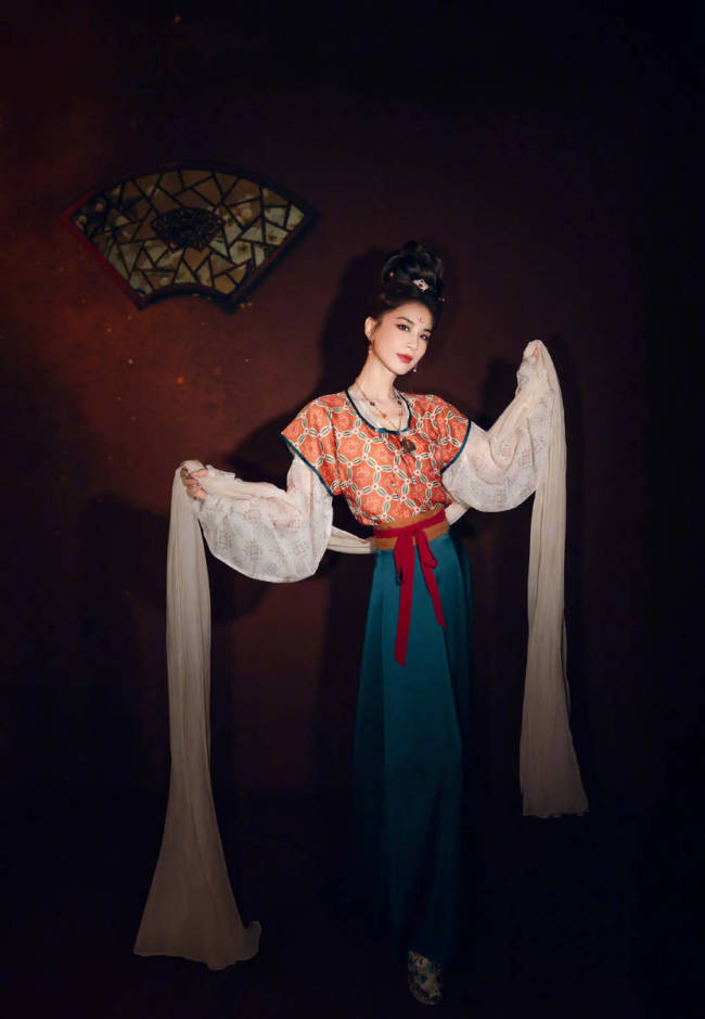 黄圣依穿汉服尽显古韵风采！气质温婉灵动美貌迷人