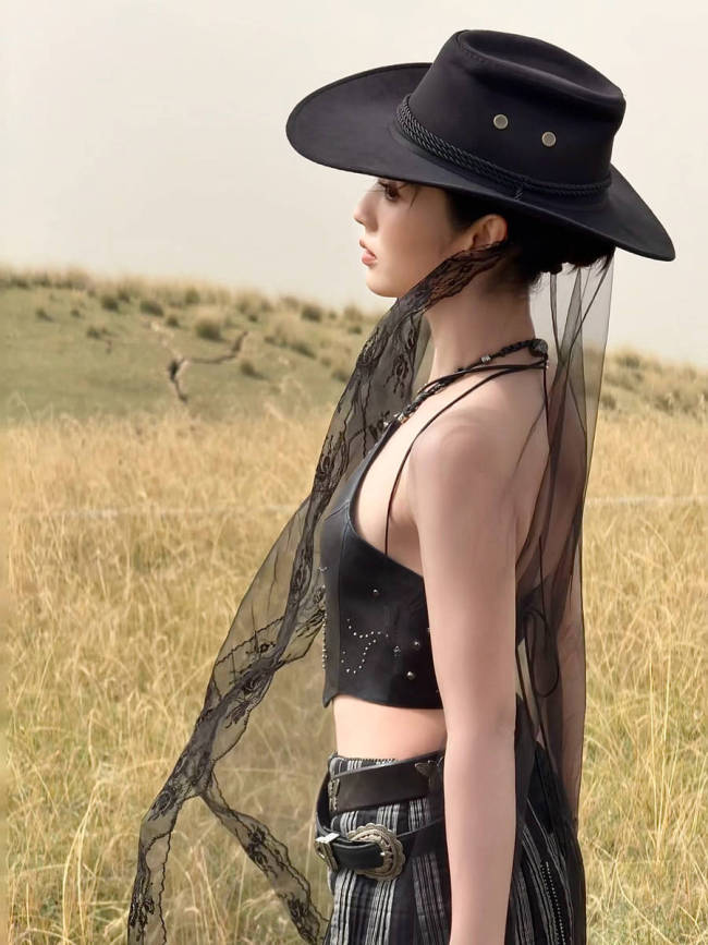 邢菲穿长裙站在草原好自由 化身牛仔女郎又酷又甜