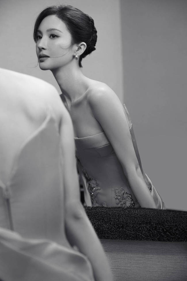 金晨穿浅绿色抹胸搭配盘发造型 身材纤细气质温婉