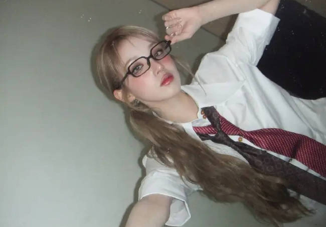 宋雨琦分享复古辣妹风美照 甜酷可爱气场全开