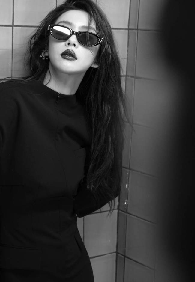 蔡文静穿露背装性感魅惑 涂黑色口红个性十足