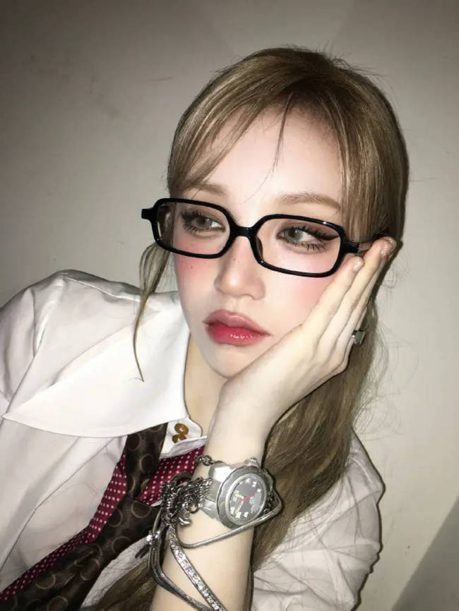 宋雨琦分享复古辣妹风美照 甜酷可爱气场全开